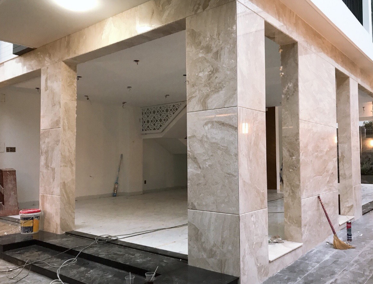 Không xử lý bề mặt đá trước khi ốp